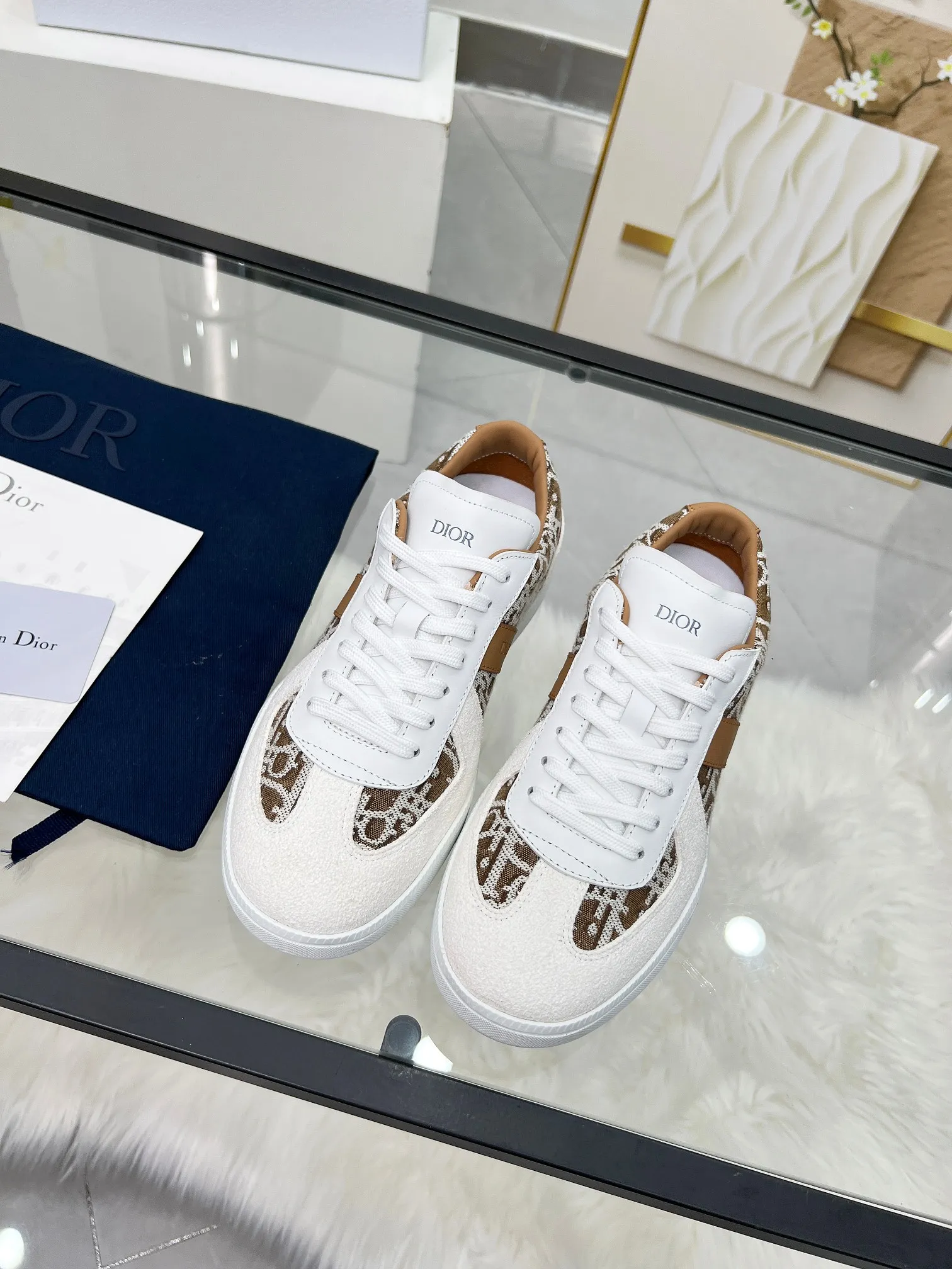 👟👟Ex-factory price 460👟👟Male size +10 correct✅ version. 𝐃𝐢𝐨𝐫 𝟮𝟱𝐏𝐫𝐞-𝐅𝐚𝐥𝐥 𝐁𝐞𝐫𝐥𝐢𝐧 𝟬𝟭 Dior B01 couple casual moral training shoes white shoes sneakers late 90s fashion brand Maison Margiela purchased GAT in large quantities and gave them a makeover. This shoe type of De Xun officially started its fashion journey. Original: Top layer of cowhide, cowhide lining, original outsole Size: 35-45 (40 for women, 45 for men, custom made, non-refundable)